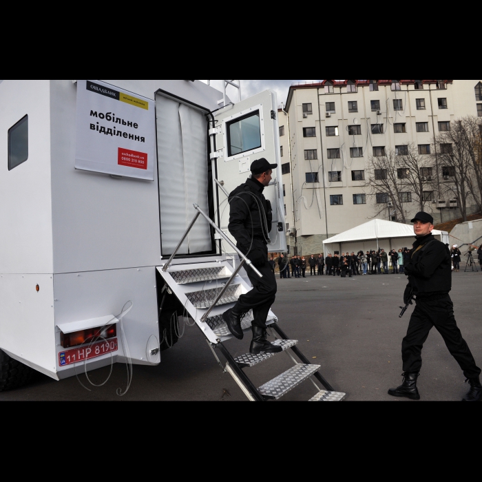 Київ. Відбувся тест-драйв перших у банківській системі України броньованих підрозділів Ощадбанку на колесах. Вони створені на базі автомобілів КрАЗ. Демонстрація унікальних авто-підрозділів відбудеться біля офісу АТ «Ощадбанк». Відтепер клієнти банку зможуть обслуговуватись в будь-якій віддаленій точці країни завдяки пересувним мобільним броньованим підрозділам Ощадбанку. Презентацію проведе голова правління Ощадбанку Андрій Пишний.
