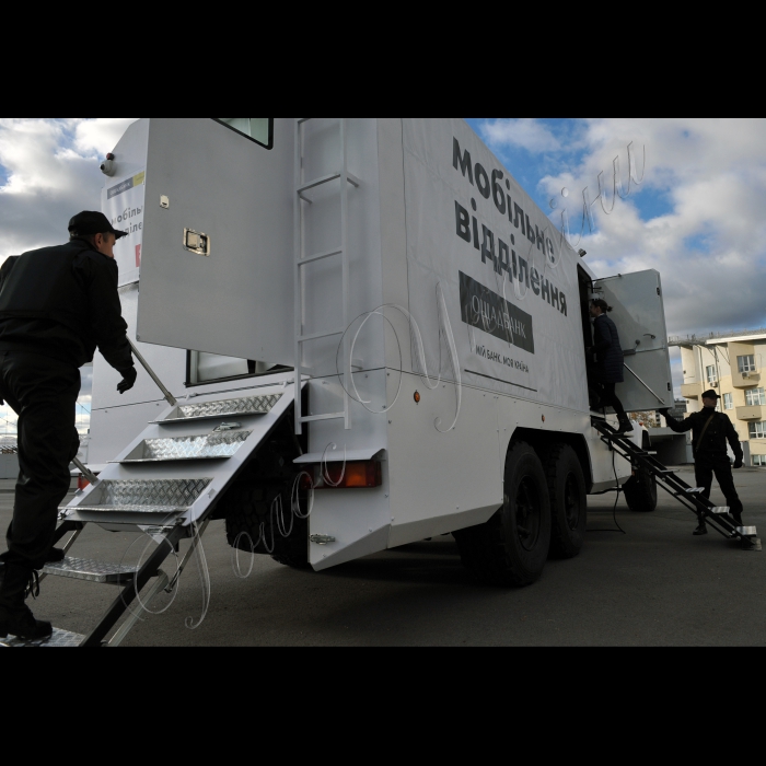 Київ. Відбувся тест-драйв перших у банківській системі України броньованих підрозділів Ощадбанку на колесах. Вони створені на базі автомобілів КрАЗ. Демонстрація унікальних авто-підрозділів відбудеться біля офісу АТ «Ощадбанк». Відтепер клієнти банку зможуть обслуговуватись в будь-якій віддаленій точці країни завдяки пересувним мобільним броньованим підрозділам Ощадбанку. Презентацію проведе голова правління Ощадбанку Андрій Пишний.
