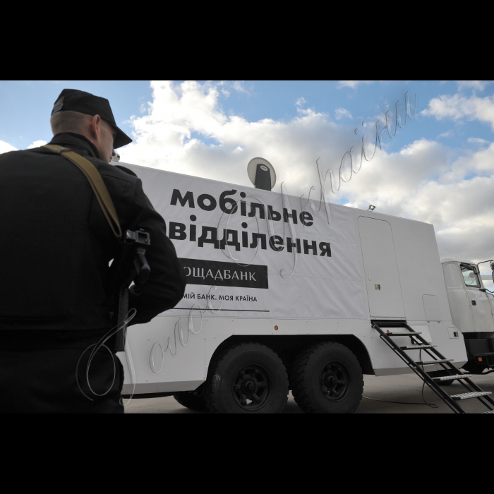 Київ. Відбувся тест-драйв перших у банківській системі України броньованих підрозділів Ощадбанку на колесах. Вони створені на базі автомобілів КрАЗ. Демонстрація унікальних авто-підрозділів відбудеться біля офісу АТ «Ощадбанк». Відтепер клієнти банку зможуть обслуговуватись в будь-якій віддаленій точці країни завдяки пересувним мобільним броньованим підрозділам Ощадбанку. Презентацію проведе голова правління Ощадбанку Андрій Пишний.