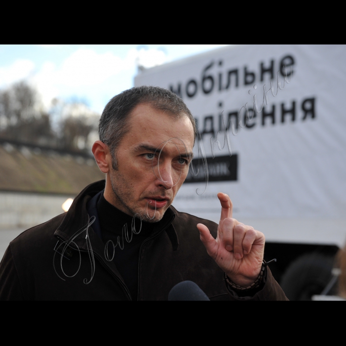 Київ. Відбувся тест-драйв перших у банківській системі України броньованих підрозділів Ощадбанку на колесах. Вони створені на базі автомобілів КрАЗ. Демонстрація унікальних авто-підрозділів відбудеться біля офісу АТ «Ощадбанк». Відтепер клієнти банку зможуть обслуговуватись в будь-якій віддаленій точці країни завдяки пересувним мобільним броньованим підрозділам Ощадбанку. Презентацію проведе голова правління Ощадбанку Андрій Пишний.
Голова правління Ощадбанку Андрій Пишний