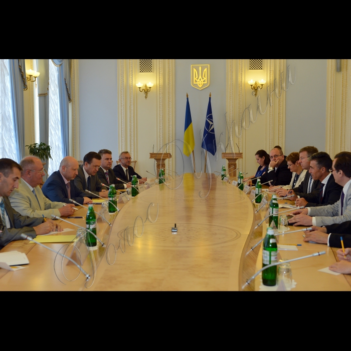 Зустріч Голови Верховної Ради України Олександра Турчинова з Генеральним секретарем НАТО Андерсом Фог Расмуссеном