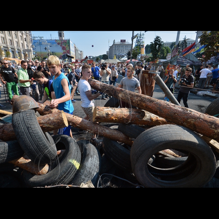 КИЇВ. Майдан Незалежності, Хрещатик. У рамках суботника співробітники комунальних служб разом з місцевими активістами та небайдужими громадянами  прибирали центр столиці від барикад і наметів.