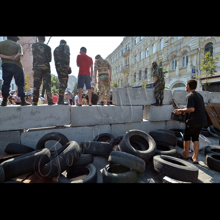 КИЇВ. Майдан Незалежності, Хрещатик. У рамках суботника співробітники комунальних служб разом з місцевими активістами та небайдужими громадянами  прибирали центр столиці від барикад і наметів.
