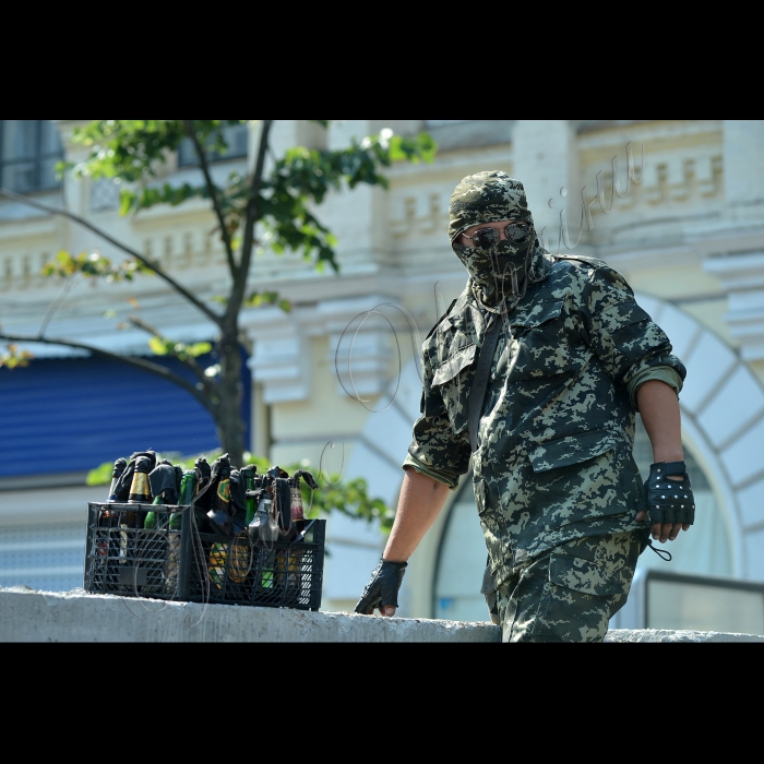 КИЇВ. Майдан Незалежності, Хрещатик. У рамках суботника співробітники комунальних служб разом з місцевими активістами та небайдужими громадянами  прибирали центр столиці від барикад і наметів.