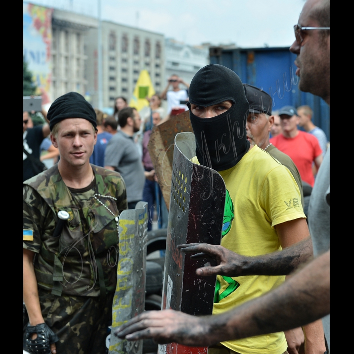 КИЇВ. Майдан Незалежності, Хрещатик. У рамках суботника співробітники комунальних служб разом з місцевими активістами та небайдужими громадянами  прибирали центр столиці від барикад і наметів.