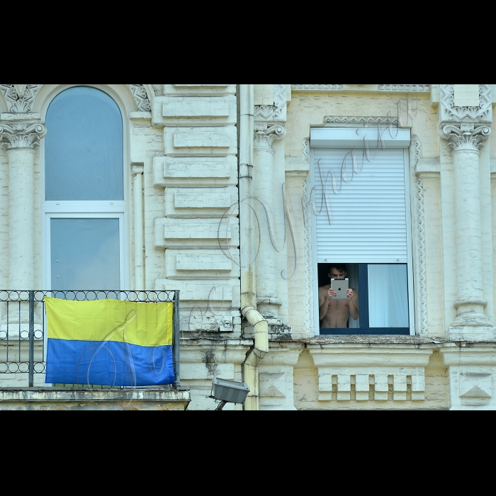 КИЇВ. Майдан Незалежності, Хрещатик. У рамках суботника співробітники комунальних служб разом з місцевими активістами та небайдужими громадянами  прибирали центр столиці від барикад і наметів.