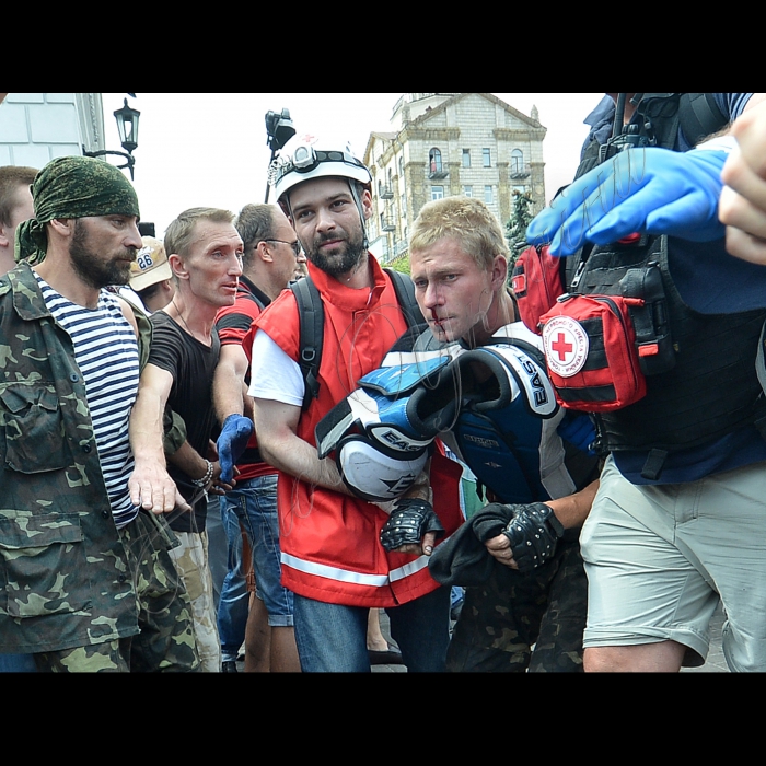 КИЇВ. Майдан Незалежності, Хрещатик. У рамках суботника співробітники комунальних служб разом з місцевими активістами та небайдужими громадянами  прибирали центр столиці від барикад і наметів.
