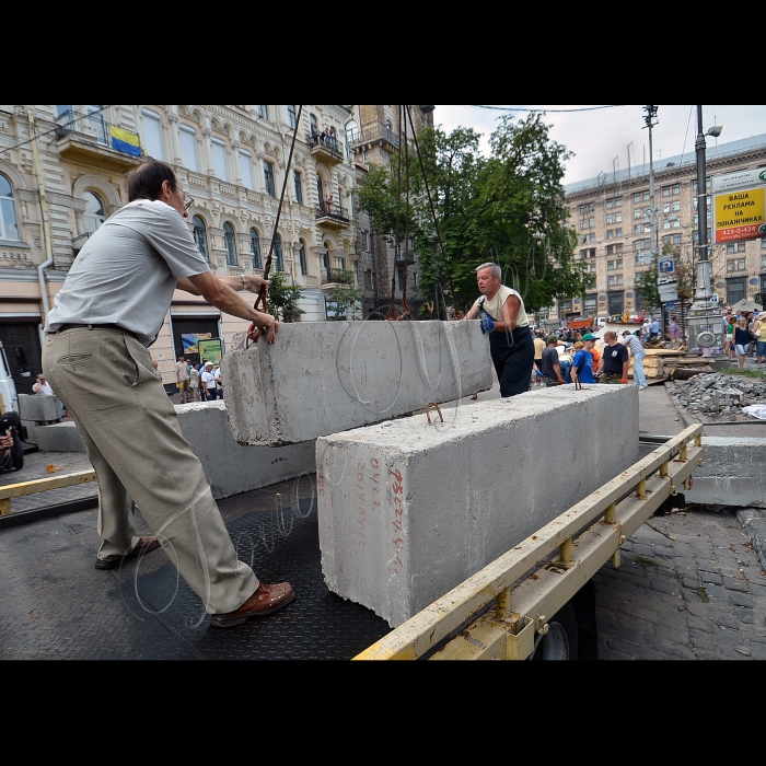 КИЇВ. Майдан Незалежності, Хрещатик. У рамках суботника співробітники комунальних служб разом з місцевими активістами та небайдужими громадянами  прибирали центр столиці від барикад і наметів.