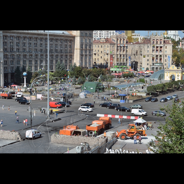 Київ. Майдан Незалежності, поновлено рух Хрещатиком після того як було прибрані барикади та намети