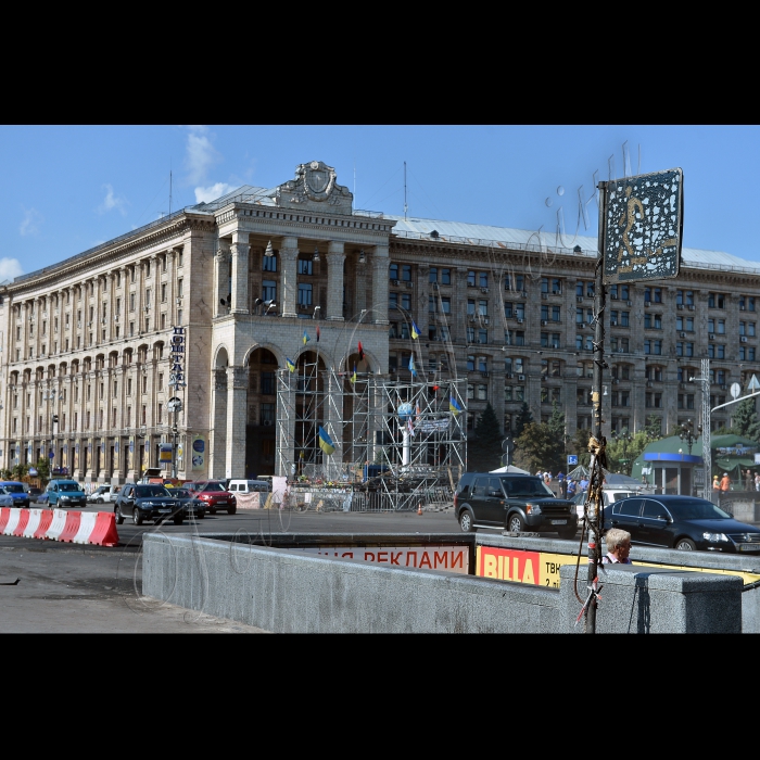 Київ. Майдан Незалежності, поновлено рух Хрещатиком після того як було прибрані барикади та намети