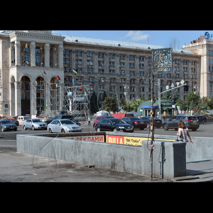 Київ. Майдан Незалежності, поновлено рух Хрещатиком після того як було прибрані барикади та намети