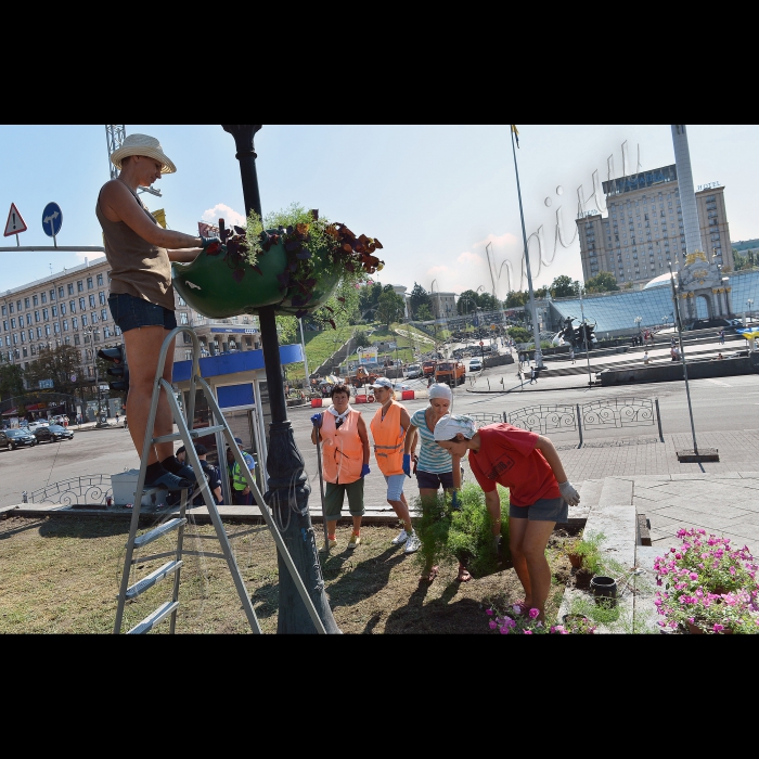 Київ. Майдан Незалежності, поновлено рух Хрещатиком після того як було прибрані барикади та намети