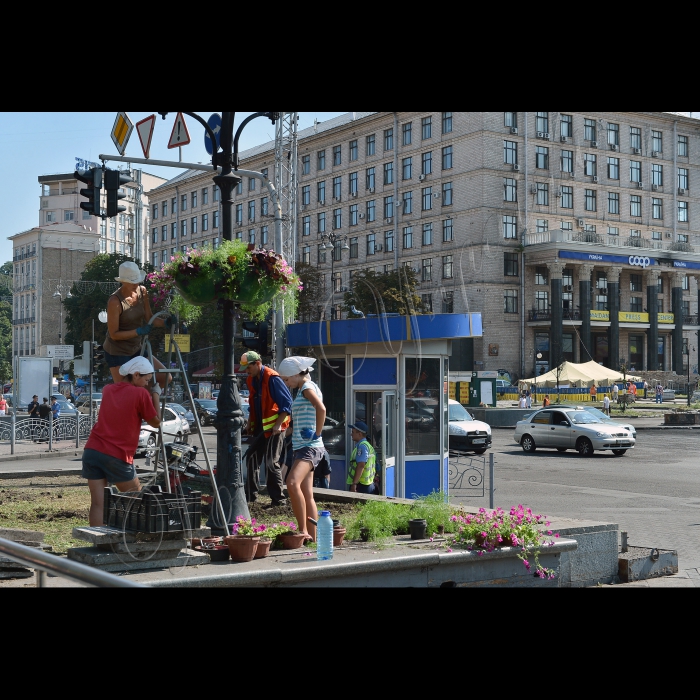 Київ. Майдан Незалежності, поновлено рух Хрещатиком після того як було прибрані барикади та намети