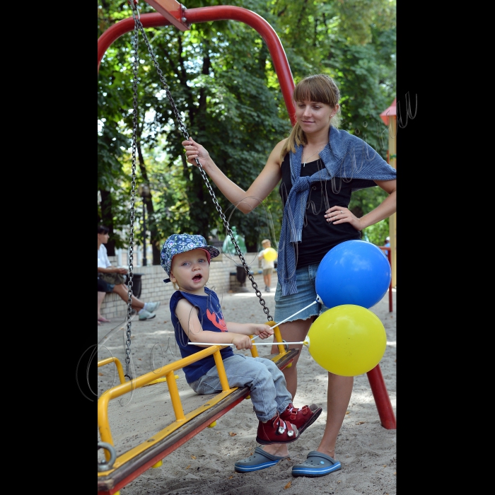 Київ, біля великого дитячого майданчика у Парку Шевченка Міжнародний благодійний фонд «Я люблю Україну» провів  акцію в ході якої діти написали  листи підтримки та намалювали  свої побажання нашим співвітчизникам, що опинилися у зоні бойових дій на сході України. Листи і малюнки будуть передані постраждалим містам Донбасу разом із гуманітарною допомогою