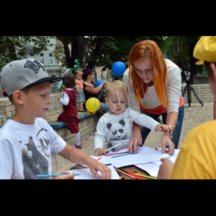 Київ, біля великого дитячого майданчика у Парку Шевченка Міжнародний благодійний фонд «Я люблю Україну» провів  акцію в ході якої діти написали  листи підтримки та намалювали  свої побажання нашим співвітчизникам, що опинилися у зоні бойових дій на сході України. Листи і малюнки будуть передані постраждалим містам Донбасу разом із гуманітарною допомогою