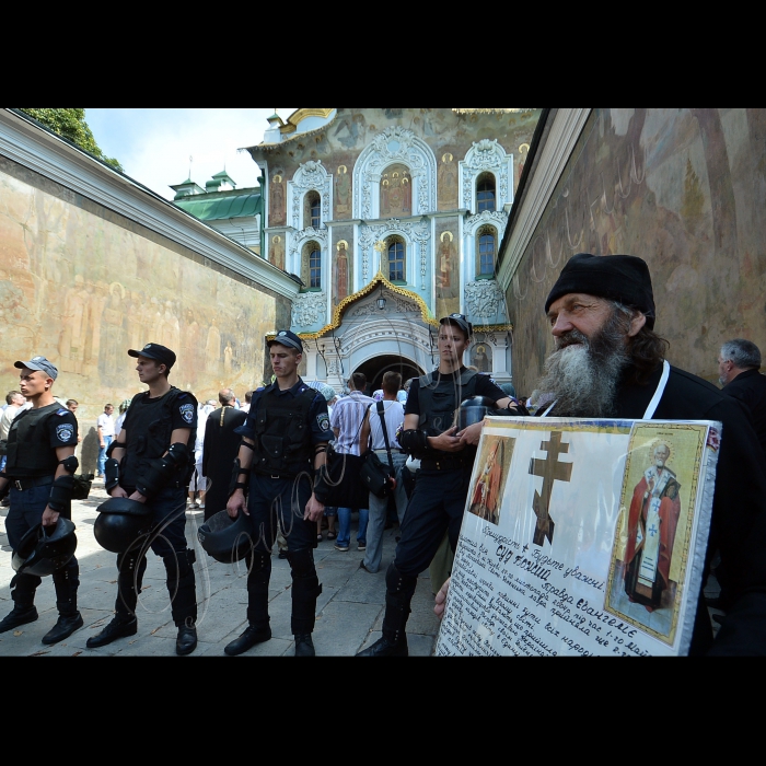 Свято-Успенська Києво-Печерська Лавра.
За рішенням священного синоду відбудеться всеукраїнський архієрейський собор. Українська православна церква Московського патріархату обиратиме нового настоятеля.
По завершенні Собору: оголошення результатів роботи Собору Єпископів УПЦ, повідомлення дати інтронізації новообраного Предстоятеля УПЦ МП
Міліціонери, які розділяють прихильників і супротивників Української православної церкви(Московського патріархату) під стінами Києво-Печерської Лаври
