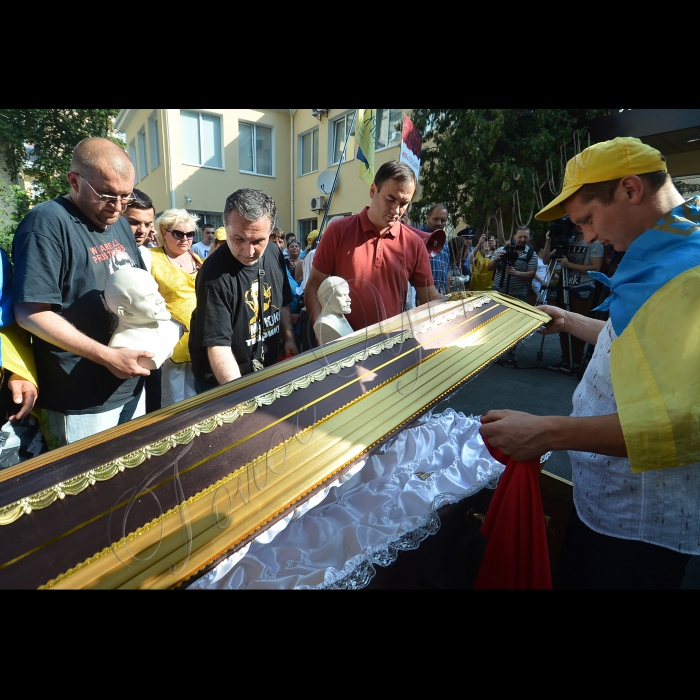 Під Окружним адміністративним судом міста Києва, який у цей день розглядатиме справу за позовом Міністерства юстиції про заборону Комуністичної партії України, відбувся народний суд над КПУ. В рамках флеш-мобу кожен охочий забив  цвях у труну для поховання комунізму. Акцію ініціює Київська обласна організація політичної партії «Громадянська позиція»