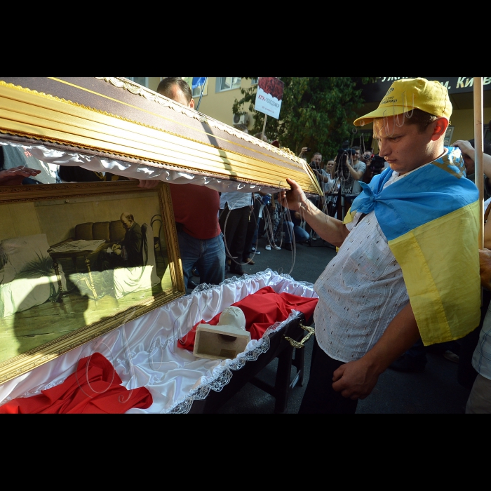 Під Окружним адміністративним судом міста Києва, який у цей день розглядатиме справу за позовом Міністерства юстиції про заборону Комуністичної партії України, відбувся народний суд над КПУ. В рамках флеш-мобу кожен охочий забив  цвях у труну для поховання комунізму. Акцію ініціює Київська обласна організація політичної партії «Громадянська позиція»