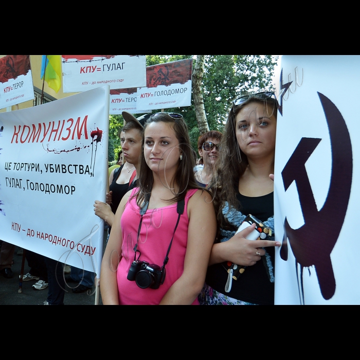 Під Окружним адміністративним судом міста Києва, який у цей день розглядатиме справу за позовом Міністерства юстиції про заборону Комуністичної партії України, відбувся народний суд над КПУ. В рамках флеш-мобу кожен охочий забив  цвях у труну для поховання комунізму. Акцію ініціює Київська обласна організація політичної партії «Громадянська позиція»