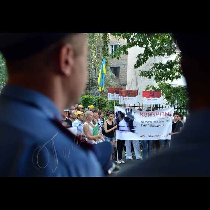 Під Окружним адміністративним судом міста Києва, який у цей день розглядатиме справу за позовом Міністерства юстиції про заборону Комуністичної партії України, відбувся народний суд над КПУ. В рамках флеш-мобу кожен охочий забив  цвях у труну для поховання комунізму. Акцію ініціює Київська обласна організація політичної партії «Громадянська позиція»