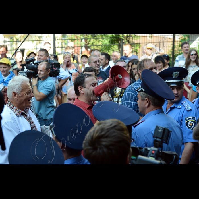 Під Окружним адміністративним судом міста Києва, який у цей день розглядатиме справу за позовом Міністерства юстиції про заборону Комуністичної партії України, відбувся народний суд над КПУ. В рамках флеш-мобу кожен охочий забив  цвях у труну для поховання комунізму. Акцію ініціює Київська обласна організація політичної партії «Громадянська позиція»