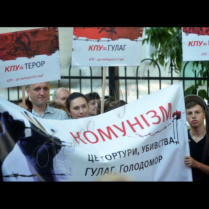 Під Окружним адміністративним судом міста Києва, який у цей день розглядатиме справу за позовом Міністерства юстиції про заборону Комуністичної партії України, відбувся народний суд над КПУ. В рамках флеш-мобу кожен охочий забив  цвях у труну для поховання комунізму. Акцію ініціює Київська обласна організація політичної партії «Громадянська позиція»
