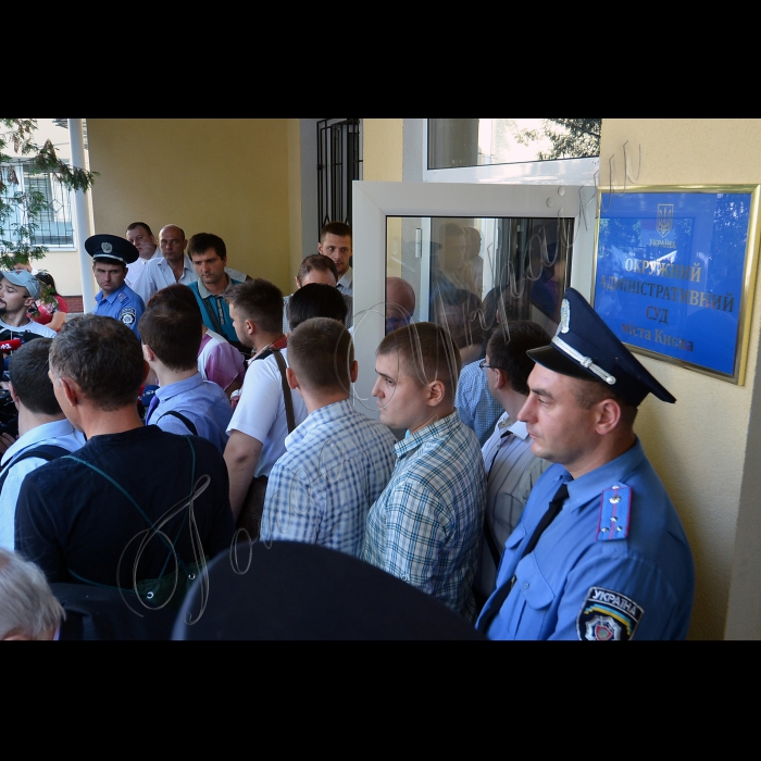 Під Окружним адміністративним судом міста Києва, який у цей день розглядатиме справу за позовом Міністерства юстиції про заборону Комуністичної партії України, відбувся народний суд над КПУ. В рамках флеш-мобу кожен охочий забив  цвях у труну для поховання комунізму. Акцію ініціює Київська обласна організація політичної партії «Громадянська позиція»