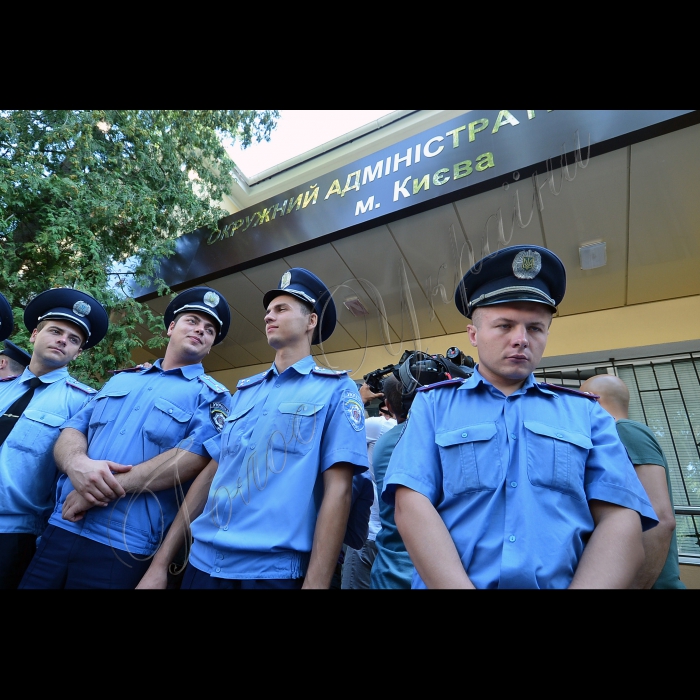 Під Окружним адміністративним судом міста Києва, який у цей день розглядатиме справу за позовом Міністерства юстиції про заборону Комуністичної партії України, відбувся народний суд над КПУ. В рамках флеш-мобу кожен охочий забив  цвях у труну для поховання комунізму. Акцію ініціює Київська обласна організація політичної партії «Громадянська позиція»