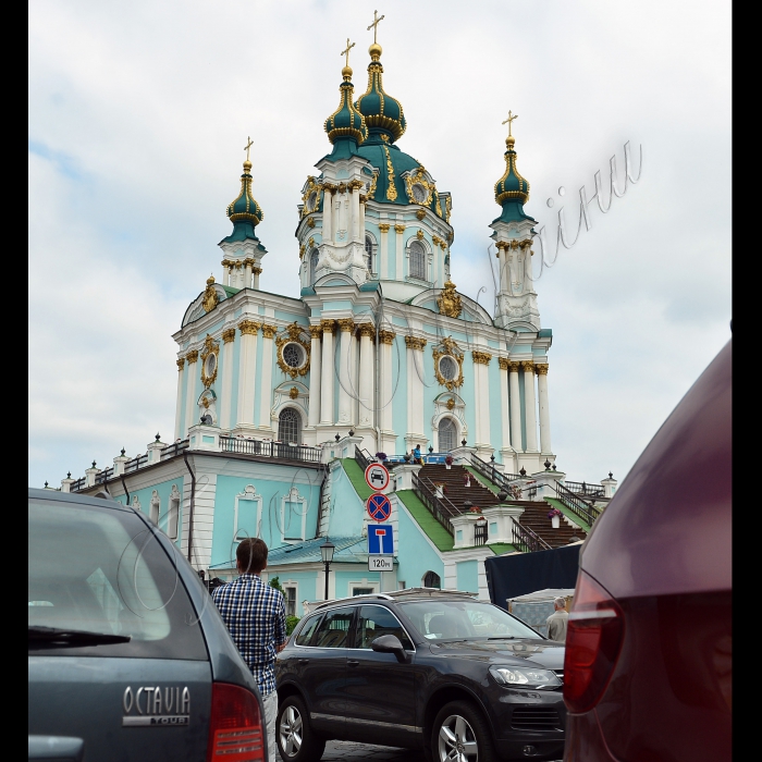 Київ. Під головуванням міського голови Києва Віталія Кличка відбулась виїзна нарада щодо облаштування і благоустрою Андріївського узвозу, обговорення питань і планів щодо розвитку і благоустрою узвозу з громадськістю