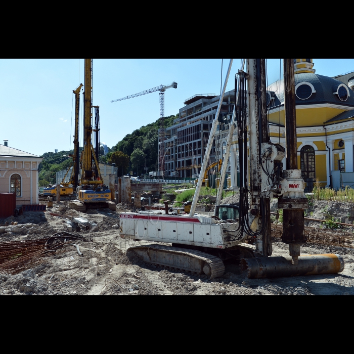 Реконструкція транспортної розв'язки на Поштовій площі у Києві. Роботи на транспортній розв'язці на Поштовій площі у Києві будуть закінчені до Дня незалежності, 24 серпня 2014