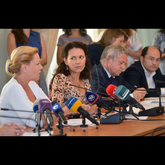 Київ. Верховна рада України. Відбулось перше відкрите засідання робочої групи з доопрацювання до другого читання люстраційного законопроекту «Про очищення влади» (№ 4359а).
Народні депутати україни Оксана Продан , Наталія Агафонова , Анатолій Кінах, Олег Бондарчук