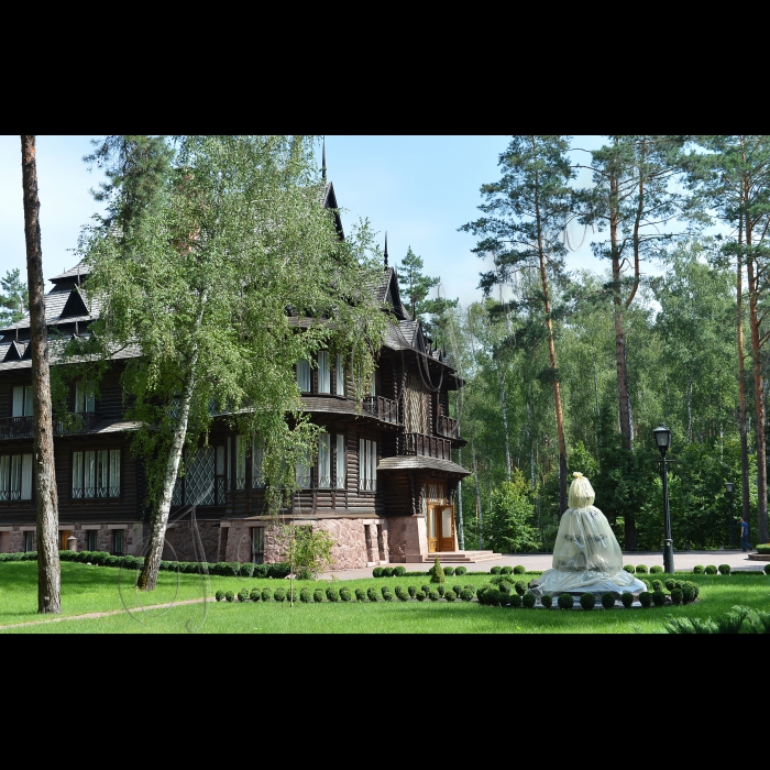 Відбувся прес-тур в Державну Резиденцію «Залісся» поблизу села Залісся Броварського району Київської області.
Мисливський будиночок