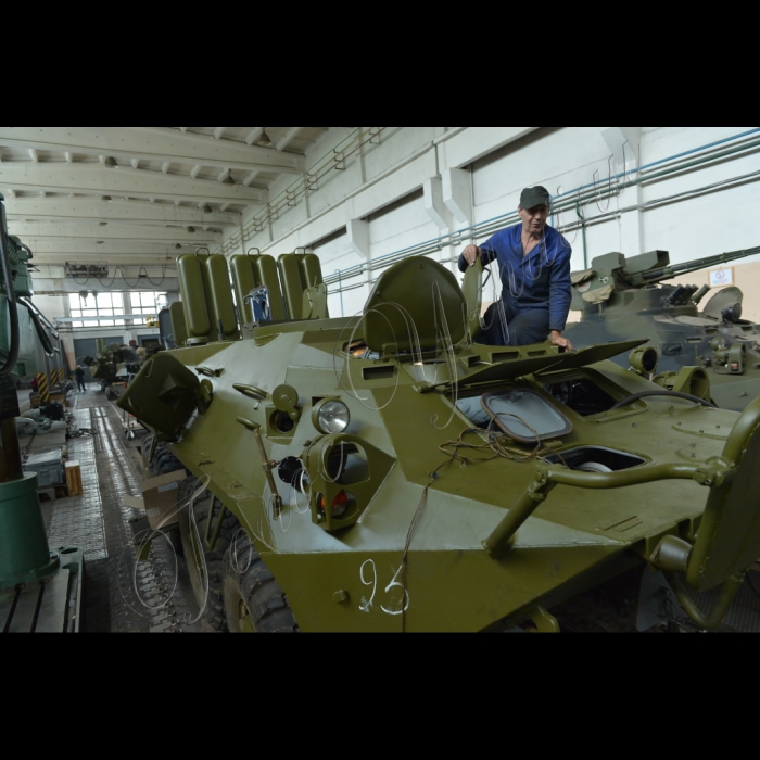 Київ, прес–тур на ДП «Київський бронетанковий завод» (КБТЗ), де журналістам продемонстрували легку і важку бронетехніку, що виробляється у цехах підприємства.
Виробничий цех №1
