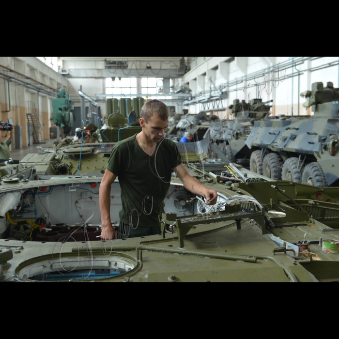 Київ, прес–тур на ДП «Київський бронетанковий завод» (КБТЗ), де журналістам продемонстрували легку і важку бронетехніку, що виробляється у цехах підприємства.
Виробничий цех №1
