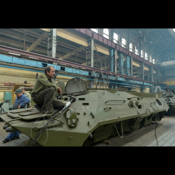 Київ, прес–тур на ДП «Київський бронетанковий завод» (КБТЗ), де журналістам продемонстрували легку і важку бронетехніку, що виробляється у цехах підприємства.
Виробничий цех №1
