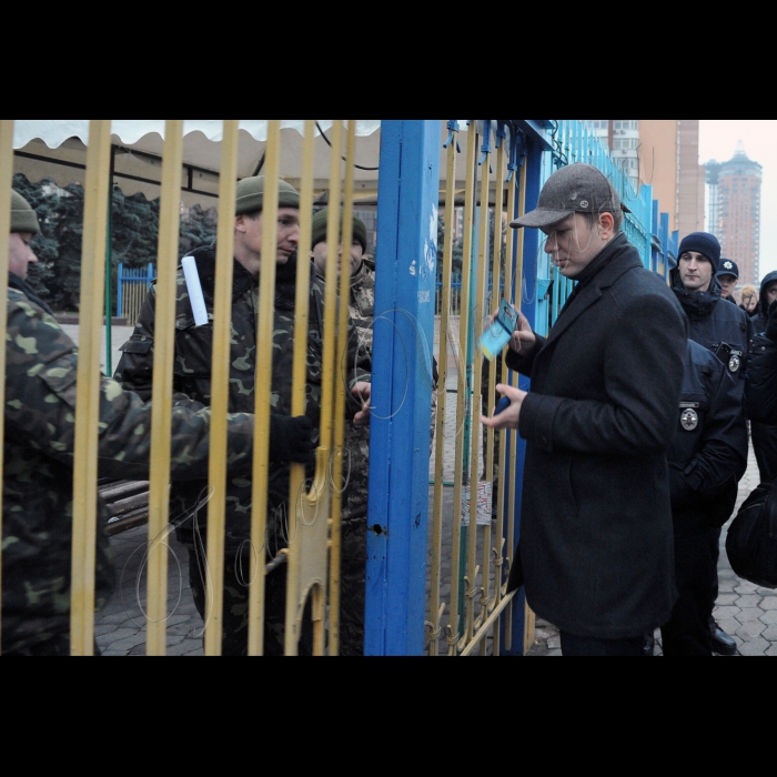 Біля Центральної виборчої комісії відбулось пікетування на знак протесту проти фальсифікації результатів виборів в Кривому Розі, організоване «Об'єднанням «Самопоміч»:
Вимоги, які висуває «Об'єднання «Самопоміч»:
- відставка голови ЦВК Охендовського;
- скасування рішення Територіальної виборчої комісії Кривого Рогу про визнання результатів виборів та обрання мером Кривого Рогу Вілкула.