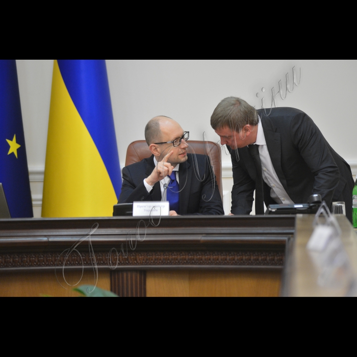 Під головуванням прем’єр-міністра України Арсенія Яценюка відбулось засідання Уряду.
Прем'єр- міністр  Арсеній Яценюк, Міністр юстицiї України Павел Петренко