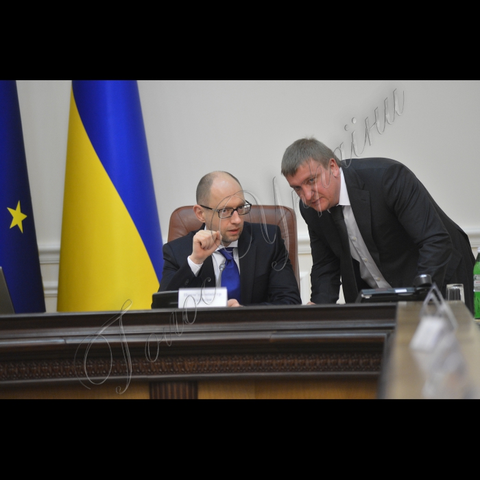 Під головуванням прем’єр-міністра України Арсенія Яценюка відбулось засідання Уряду.
Прем'єр- міністр  Арсеній Яценюк, Міністр юстицiї України Павел Петренко