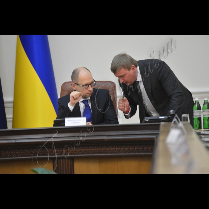 Під головуванням прем’єр-міністра України Арсенія Яценюка відбулось засідання Уряду.
Прем'єр- міністр  Арсеній Яценюк, Міністр юстицiї України Павел Петренко