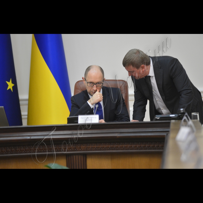 Під головуванням прем’єр-міністра України Арсенія Яценюка відбулось засідання Уряду.
Прем'єр- міністр  Арсеній Яценюк, Міністр юстицiї України Павел Петренко