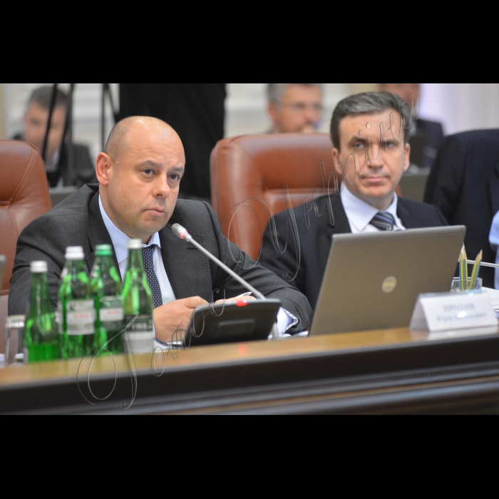 Під головуванням прем’єр-міністра України Арсенія Яценюка відбулось засідання Уряду.
Міністр палива та енергетики - Юрій Продан, Міністр економічного розвитку і торгівлі України Павло Шеремета 