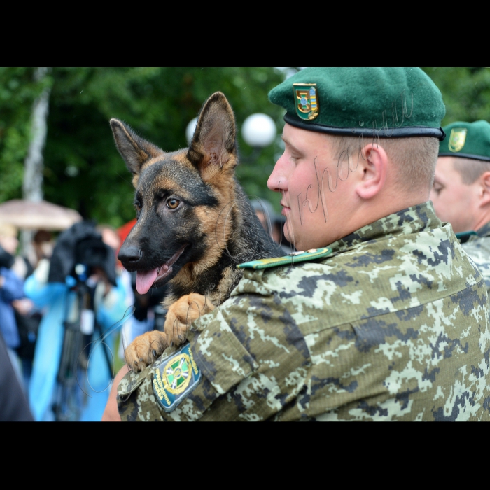Київ. На базі Окремої комендатури охорони і забезпечення Державної прикордонної служби України відбулась передача службових собак від громадської організації Кінологічна спілка України