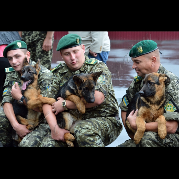 Київ. На базі Окремої комендатури охорони і забезпечення Державної прикордонної служби України відбулась передача службових собак від громадської організації Кінологічна спілка України