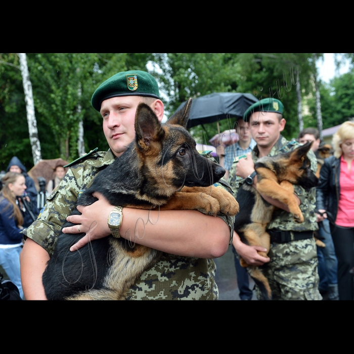 Київ. На базі Окремої комендатури охорони і забезпечення Державної прикордонної служби України відбулась передача службових собак від громадської організації Кінологічна спілка України