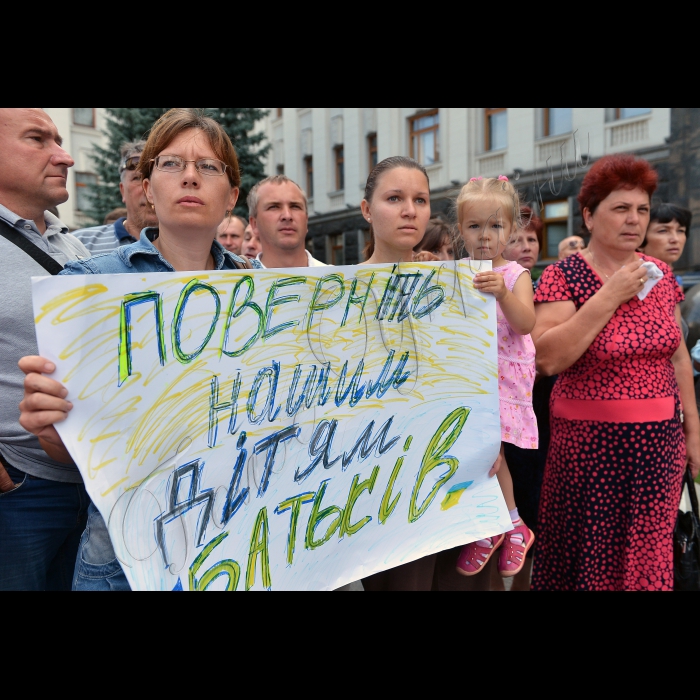 Київ. Біля Адміністрації президента України відбулась друга всеукраїнська акція “Матері та дружини — за ротацію військових у зоні АТО”. Організатори та учасники акції вимагають у керівництва країни та Збройних сил України провести ротацію мобілізованих та відправлених у зону АТО військових.