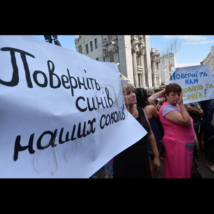 Київ. Біля Адміністрації президента України відбулась друга всеукраїнська акція “Матері та дружини — за ротацію військових у зоні АТО”. Організатори та учасники акції вимагають у керівництва країни та Збройних сил України провести ротацію мобілізованих та відправлених у зону АТО військових.
