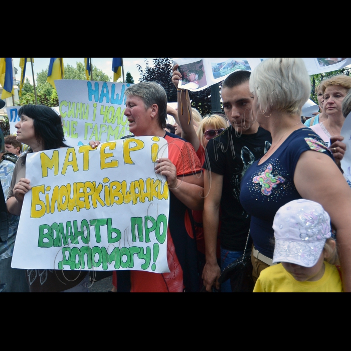Київ. Біля Адміністрації президента України відбулась друга всеукраїнська акція “Матері та дружини — за ротацію військових у зоні АТО”. Організатори та учасники акції вимагають у керівництва країни та Збройних сил України провести ротацію мобілізованих та відправлених у зону АТО військових.