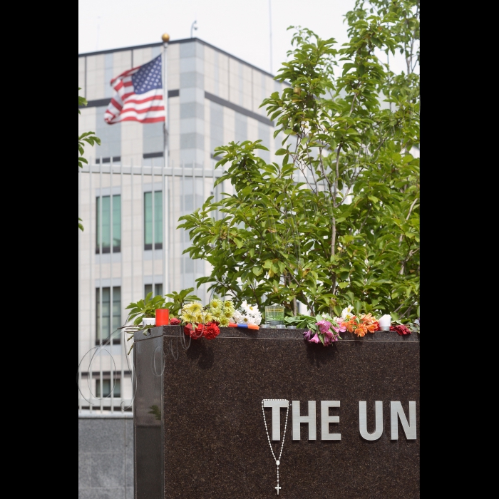До посольства США у Києві масово йдуть жителі Києва, щоб висловити свої співчуття з приводу загиблих під час авіакатастрофи в Донецькій області, у якій загинуло більше як 300 людей.