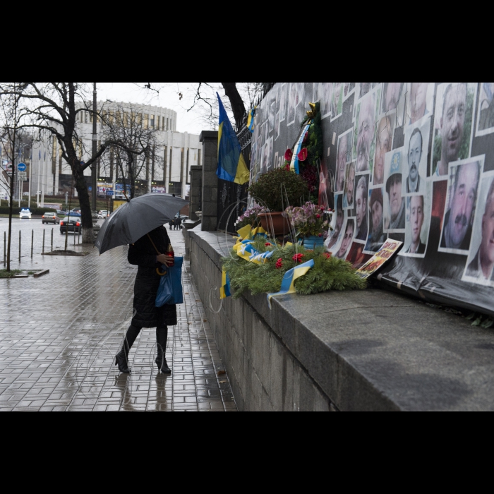 Голова ВР України Володимир Гройсман в День гідності і свободи вшанував пам’ять Героїв Небесної сотні, поклав квіти і лампаду до місця загибелі Сергія Нігояна