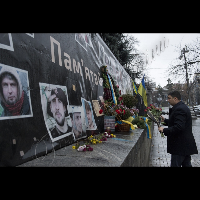 Голова ВР України Володимир Гройсман в День гідності і свободи вшанував пам’ять Героїв Небесної сотні, поклав квіти і лампаду до місця загибелі Сергія Нігояна